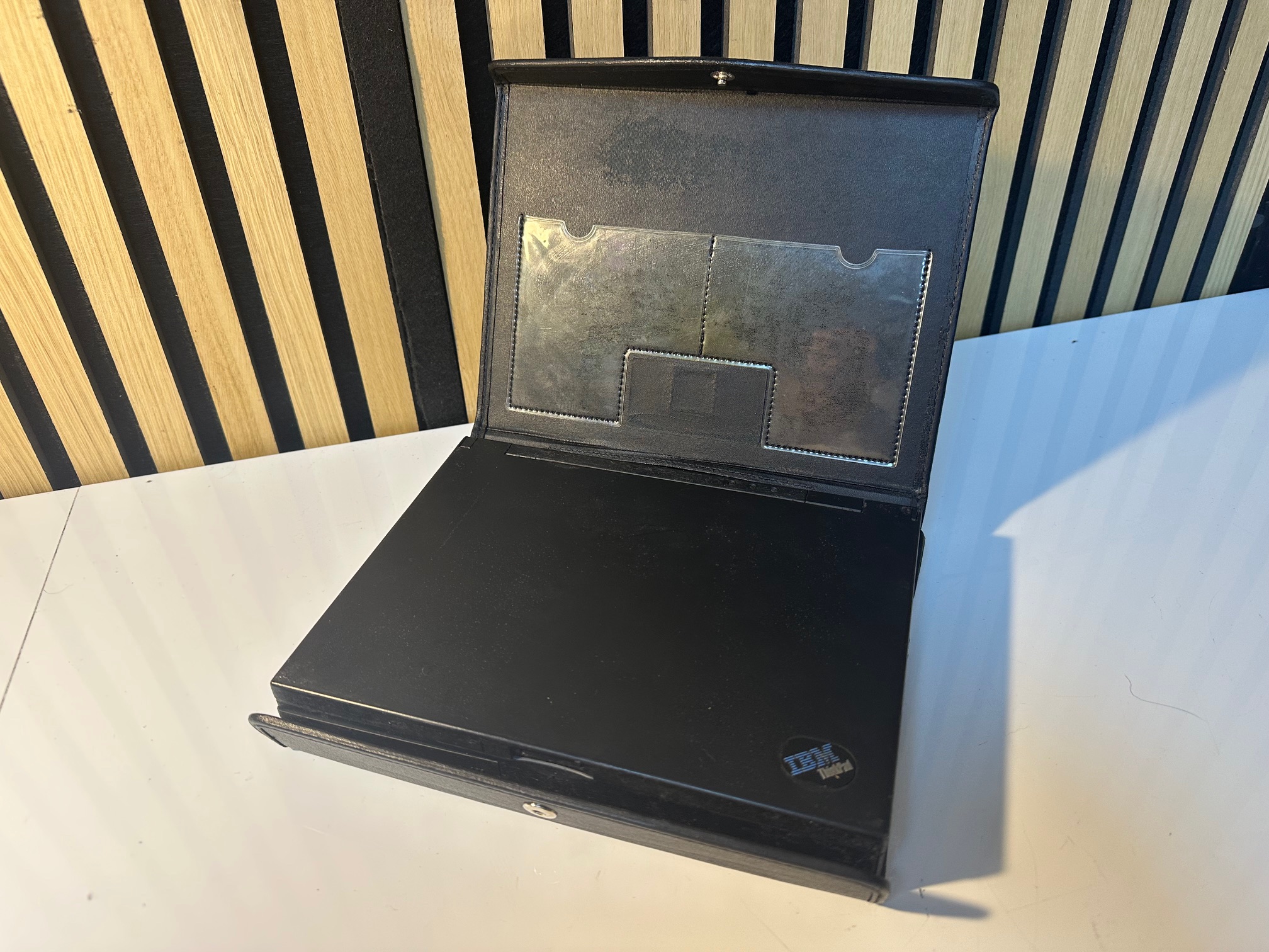 【元箱・付属品おそらく完備】IBM ThinkPad 220 IBM ThinkPad 220 - MacDat