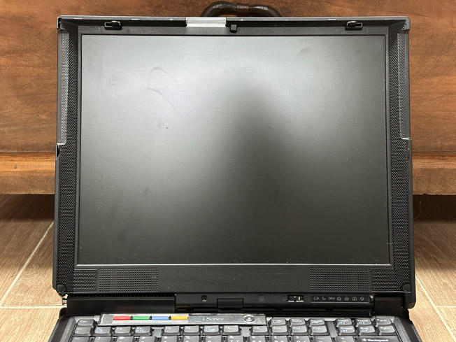 IBM ThinkPad i1400 Series - MacDat